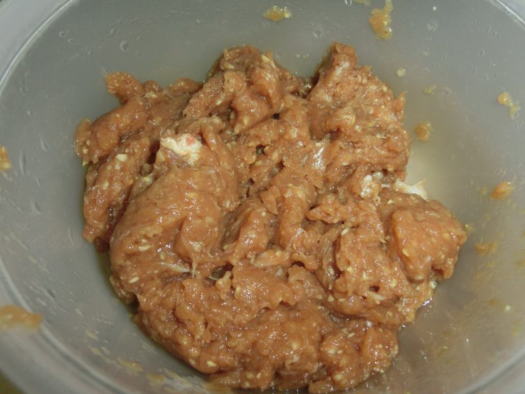 韭菜香菇猪肉陷包子步骤3