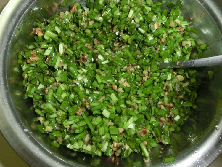 韭菜香菇猪肉陷包子步骤2