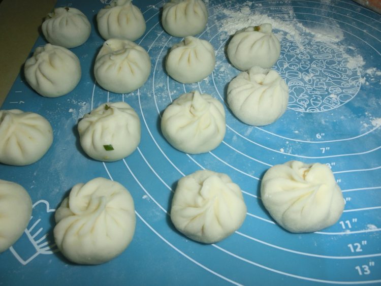 韭菜香菇猪肉陷包子步骤8