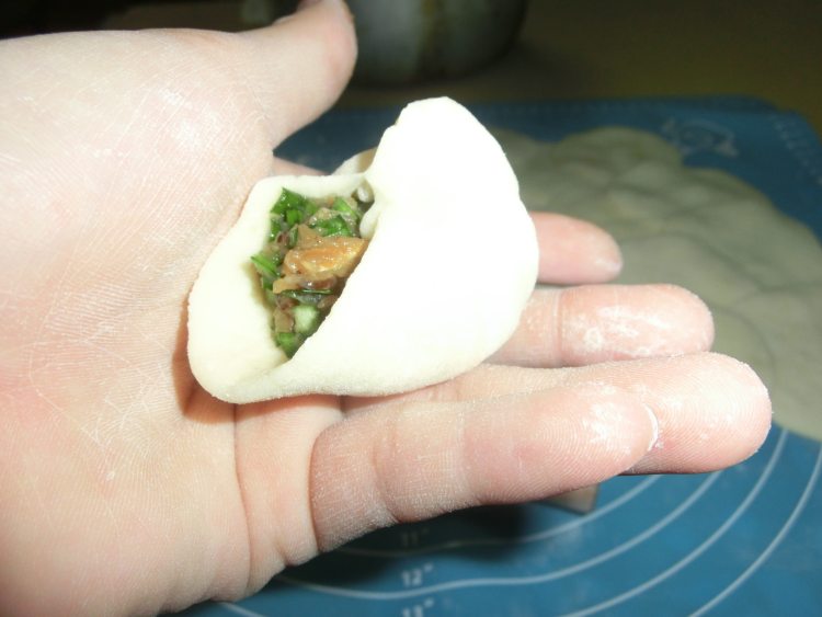 韭菜香菇猪肉陷包子步骤7