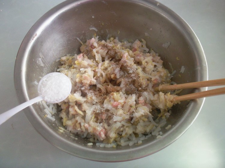 酸菜粉条猪肉包子步骤12