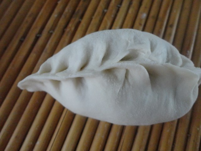 韭菜虾皮柳叶包步骤9