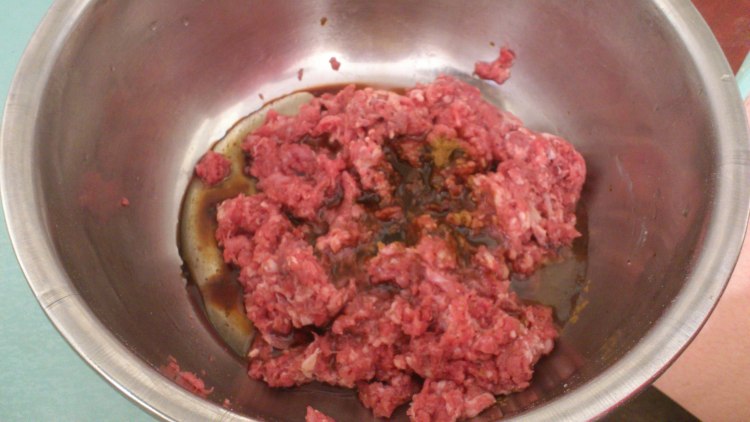 胶东芹菜牛肉大包步骤3