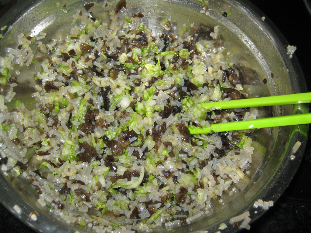 白菜木耳粉条馅包子步骤6