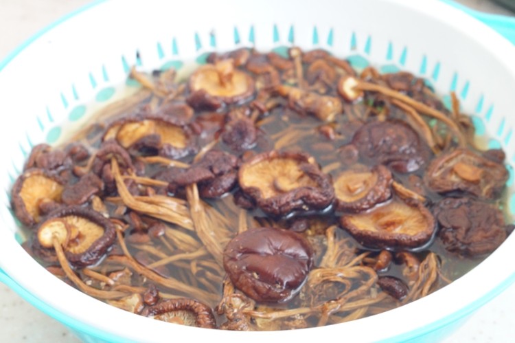 双菇鲜肉包步骤1