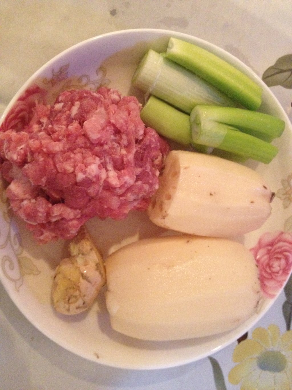 藕丁肉包子步骤5