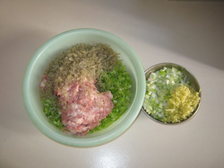 芹菜大肉包步骤1