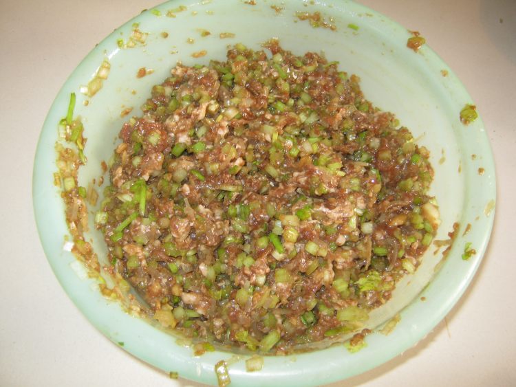 芹菜大肉包步骤2