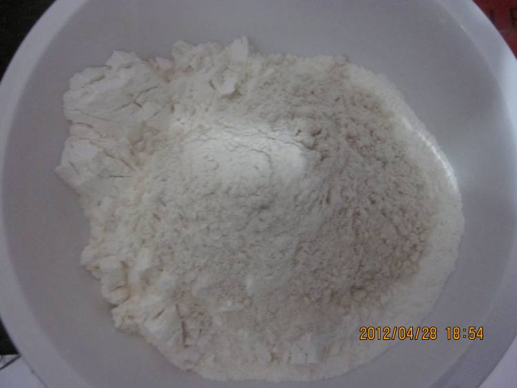 蒜薹香椿鱼蒸包步骤1