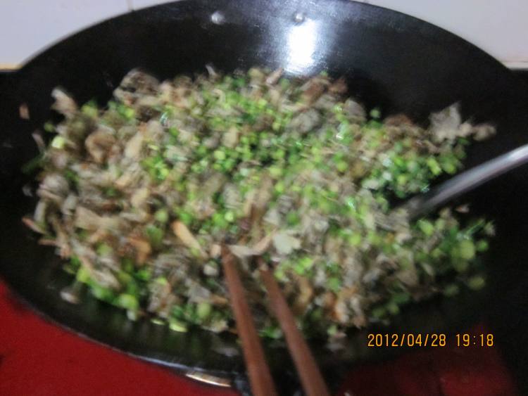 蒜薹香椿鱼蒸包步骤6
