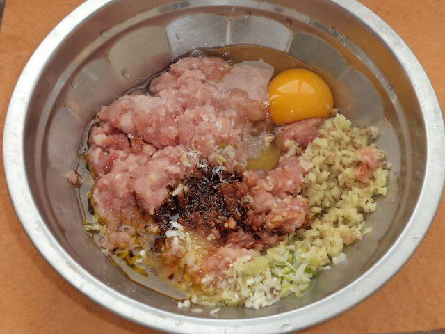猪肉水馅蒸包步骤3