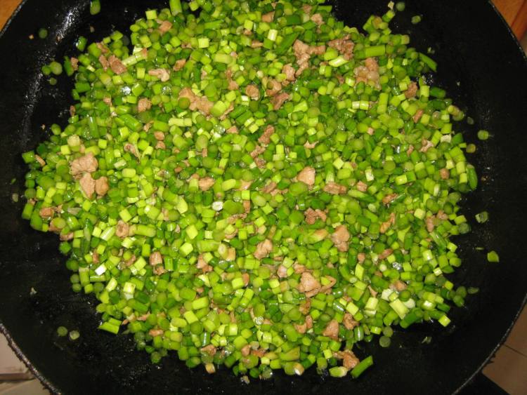 蒜苔肉末包子步骤6
