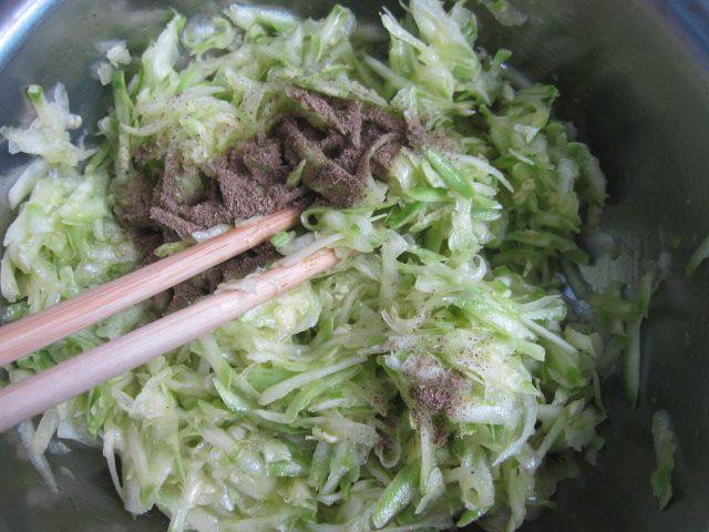 西葫芦鸡蛋馅儿的大包步骤7