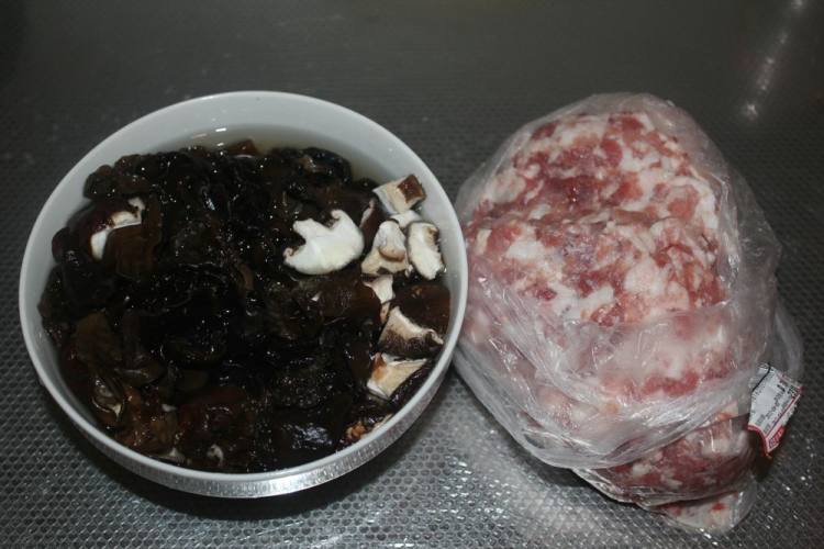 香菇木耳肉包步骤1