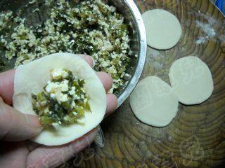 雪菜豆干小笼包步骤5