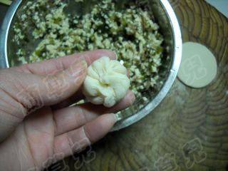 雪菜豆干小笼包步骤6