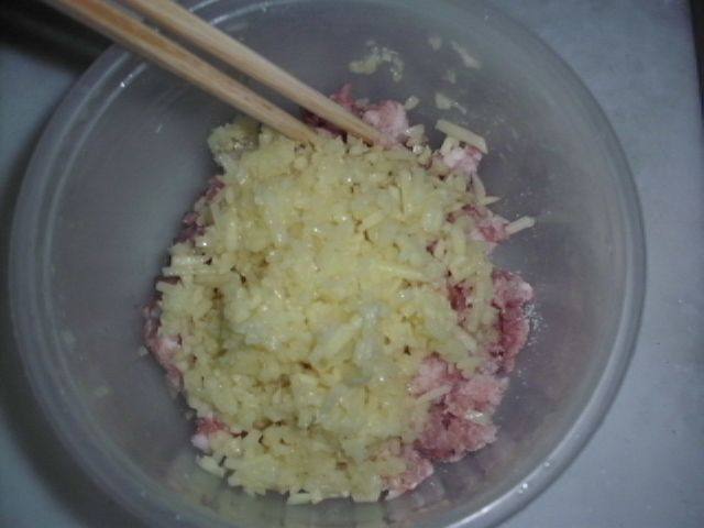 肉馅卤蛋包步骤3