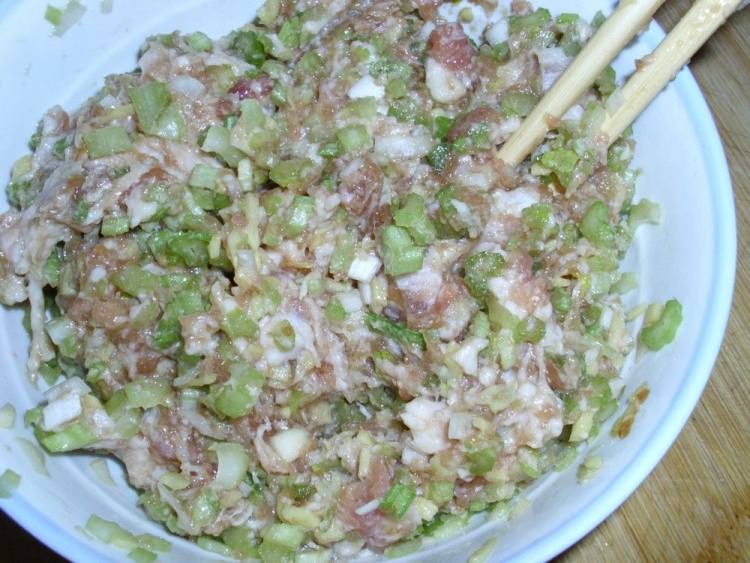 猪肉芹菜蒸包步骤4