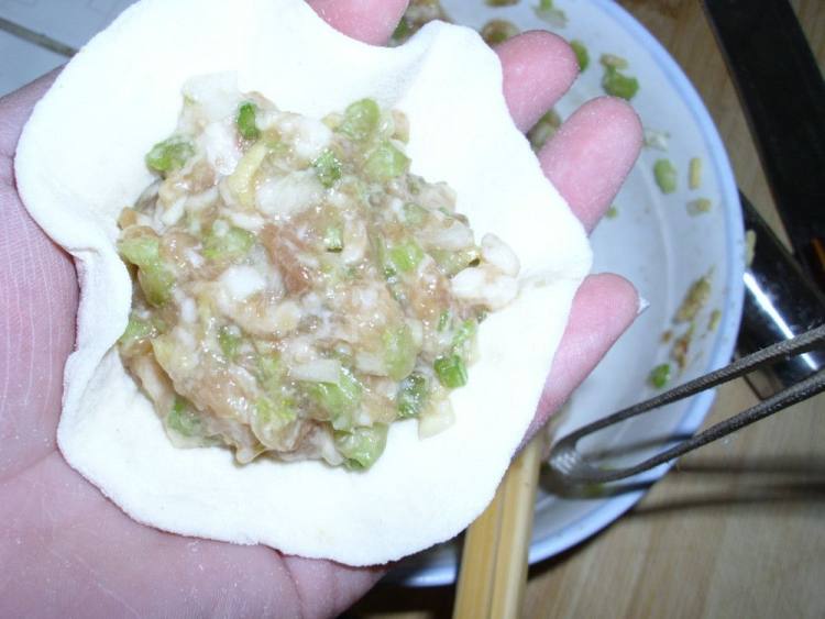 猪肉芹菜蒸包步骤7