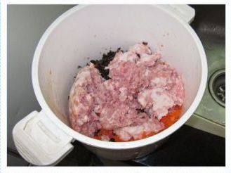 云耳红萝卜猪肉包步骤2