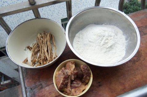 茶树菇扣肉包步骤1