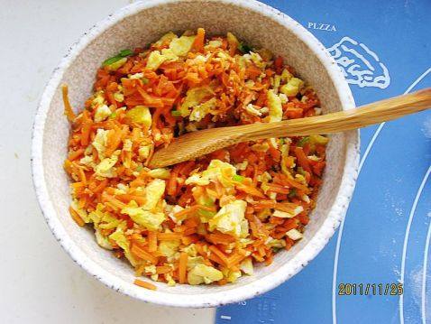 胡萝卜鸡蛋生煎包步骤1
