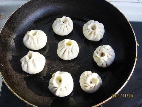 胡萝卜鸡蛋生煎包步骤7