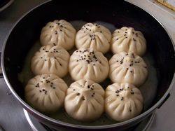 玉米胡萝卜鲜肉水煎包步骤9