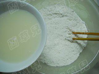 腊味茄肉水煎包步骤1