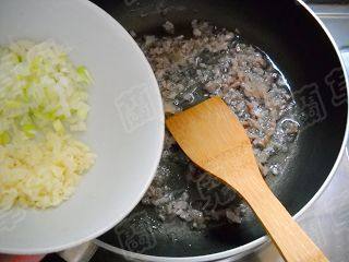 腊味茄肉水煎包步骤7