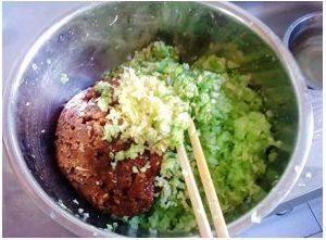 黑芝麻芹菜猪肉包步骤4