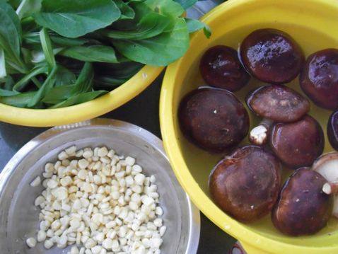 玉米香菇油菜包子步骤1