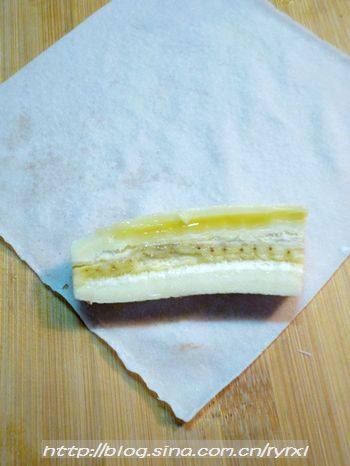 香蕉豆沙春卷步骤3