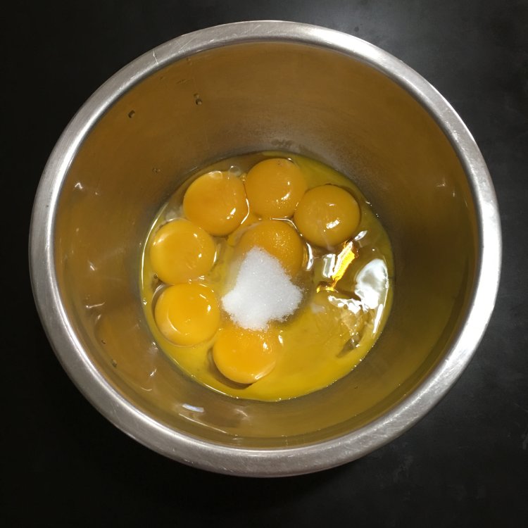 蔓越莓奶冻蛋糕卷步骤1
