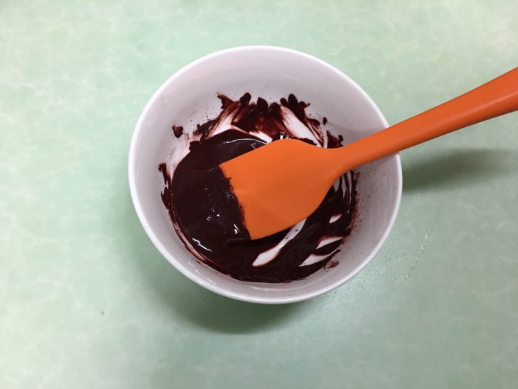红丝绒旋风蛋糕卷步骤1