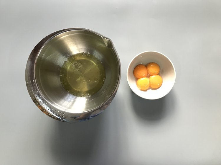 酸奶芝麻戚风步骤1