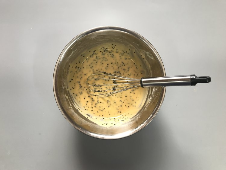 酸奶芝麻戚风步骤6