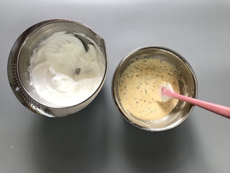 酸奶芝麻戚风步骤8