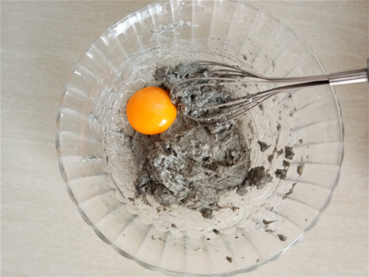 黑芝麻戚风纸杯蛋糕步骤3