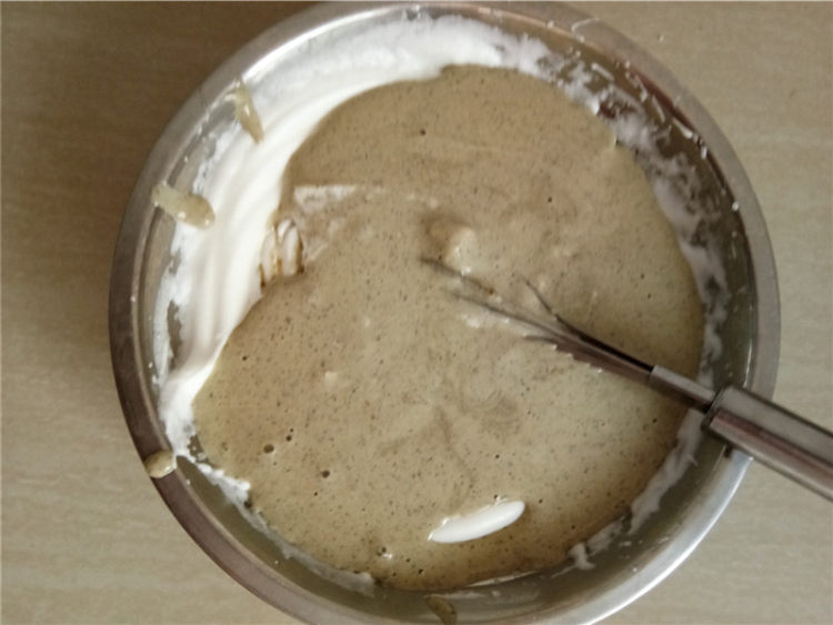 黑芝麻戚风纸杯蛋糕步骤7