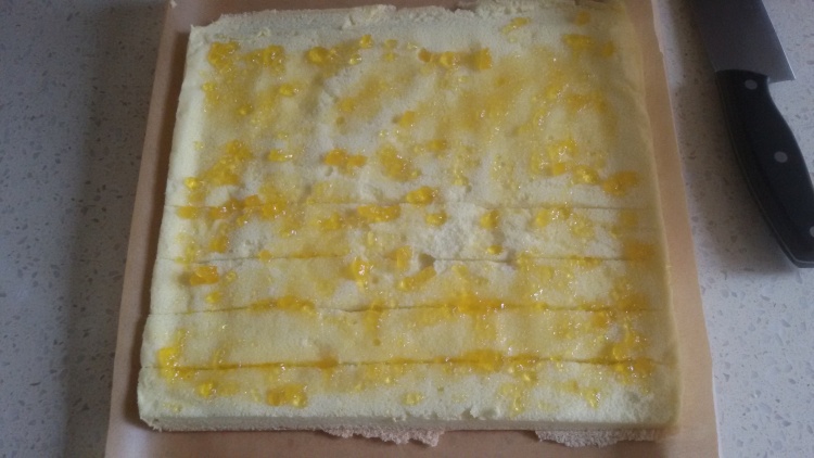 菠萝瑞士卷步骤10