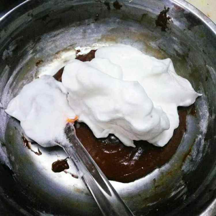 巧克力酱戚风蛋糕步骤6