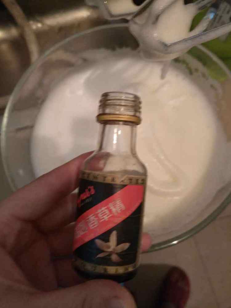抹茶芒果黄桃蛋糕卷步骤2
