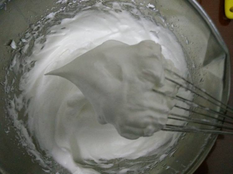淡奶油蔓越莓戚风步骤5