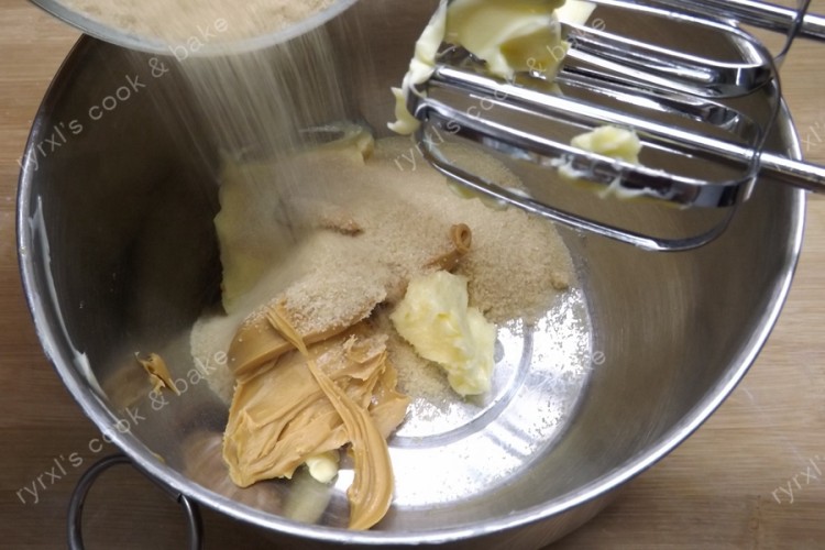 花生草莓酱纸杯蛋糕步骤3