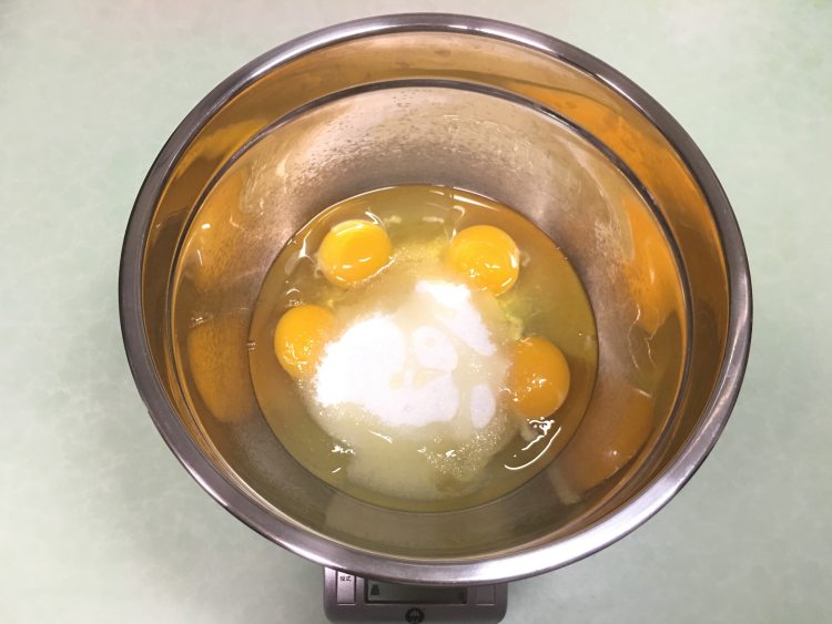 无水无油蜂蜜杯蛋糕步骤1