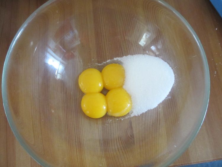 中空戚风蛋糕步骤2
