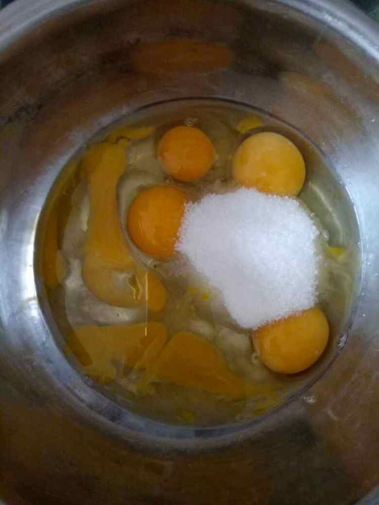 葡萄干鸡蛋糕步骤2