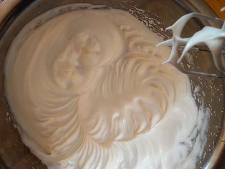 酸奶淋面戚风蛋糕步骤4