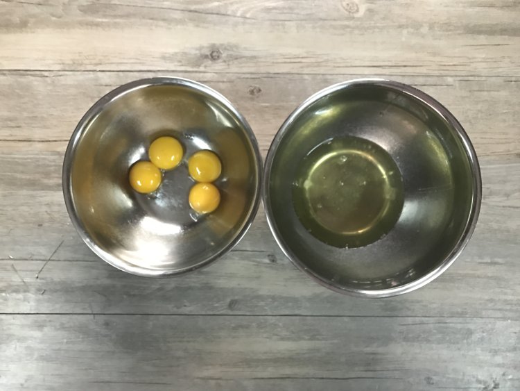 草莓斑斓蛋糕卷步骤1